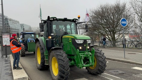 Traktory pri Európskom parlamente: Farmári protestujú proti dohode EÚ s Mercosurom
