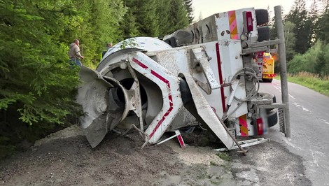 Opitý šofér miešačky havaroval v horskom teréne: Mal 1,4 promile, z vraku ho vystrihovali hasiči