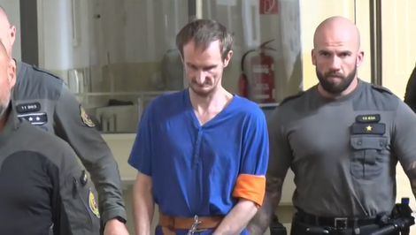 Udrel ženu dlažobnou kockou, inú zas polial benzínom a zapálil. Muž strávi za mrežami 7,5 roka