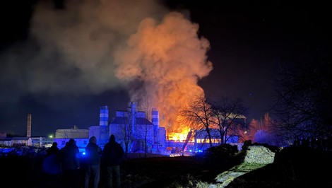 Vo Zvolene horí výrobná hala, celý objekt je v plameňoch