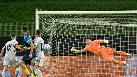 Krátko pred prestávkou je vyrovnané, Celje skórovalo z penalty