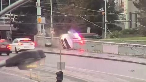 Policajné auto z nezistených príčin prerazilo plot mosta a spadlo do rieky