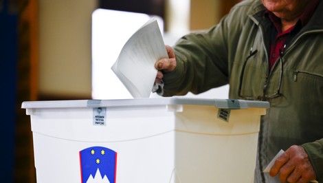 Politológ: Bez jasného víťaza, bez väčšiny. Slovinsko je po voľbách v patovej situácii