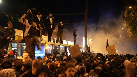 Tisíce mladých Nemcov vyšli do ulíc. Protesty sprevádzali strety s políciou