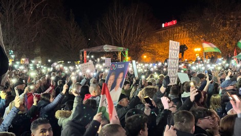 FOTO a VIDEO: TISZA vyráža do bašty Fideszu. Boli sme priamo na mítingoch, kde odpočítavali koniec vlády