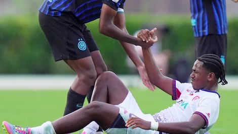 Futbalista z talianskeho Cagliari sa takmer utopil, spoluhráč Adama OBERTA bojuje o život