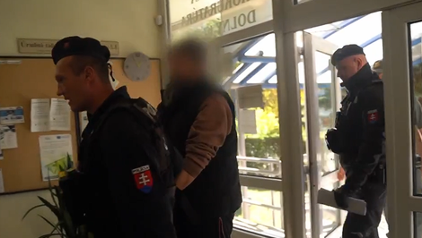 Muž sa vyhrážal obyvateľom bytovky so sekáčom na mäso v ruke
