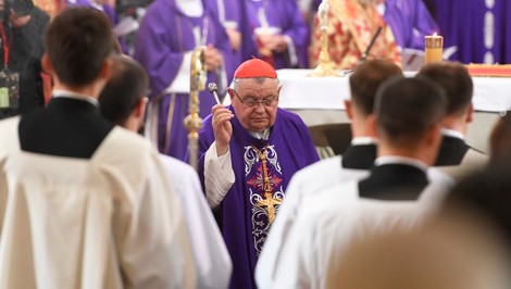 Politici si pripomínajú kardinála Duku ako silnú osobnosť s pevnými názormi