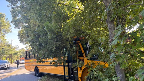 Školský autobus s 15 deťmi havaroval. Žiak aj vodič skončili v nemocnici