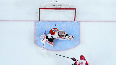 Carolina v play off stále bez prehry, dnes v noci so SLAFKOVSKÝM