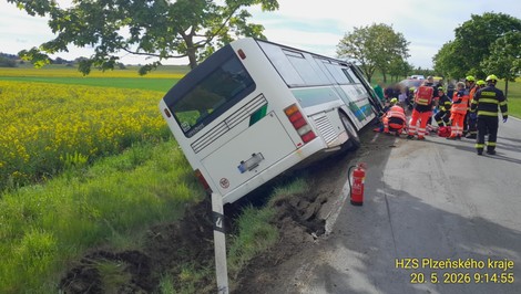 Desivá nehoda v Česku: Autobus plný detí skončil v priekope, na mieste je niekoľko zranených