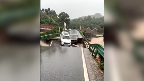 Kolaps mosta v Číne strhol auto do rieky, video zachytilo moment zrútenia