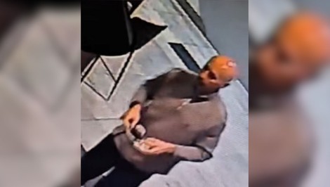 Polícia vyšetruje napadnutie komentátora denníka SME. Zverejnila video neznámeho muža