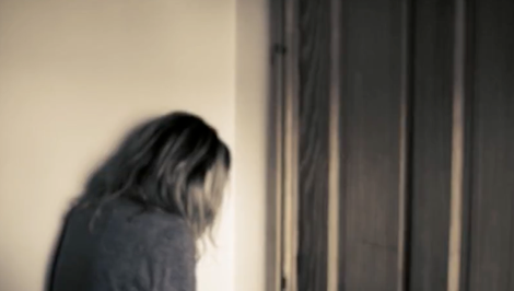 Žena sa na diaľku zamilovala do väzňa. Po prepustení ju však začal týrať