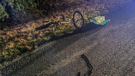 Auto zrazilo cyklistu pri Čiernej nad Tisou. Zraneniam na mieste podľahol