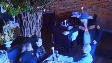 VIDEO: Chcel zastreliť bývalú manželku v reštaurácii. Zbraň nevystrelila