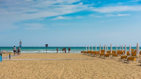 Dráma na pláži v Bibione: Slovák zomrel po infarkte, jeho manželka skolabovala