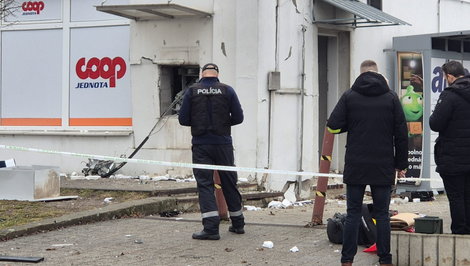V obci Čachtice došlo k výbuchu bankomatu. Po páchateľoch pátra polícia