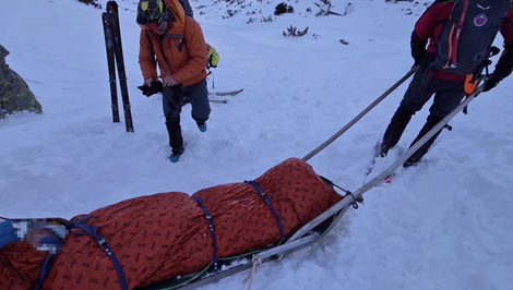Záchranári opäť stúpali do žľabu, skialpinista po zranení nebol schopný zostupu