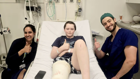 Chcel sa iba schladiť v jazere: Chlapca (14) pripravila mäsožravá baktéria o časť nohy