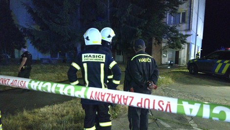 Nočný požiar v bytovke: Ľudia utekali s deťmi na rukách cez hustý dym