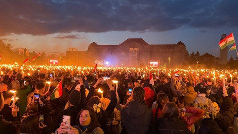 VIDEO: Boli sme na posledných predvolebných mítingoch Fideszu a strany TISZA