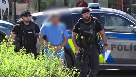 Autom pritlačil chodkyňu k stene. Muž nafúkal takmer tri promile