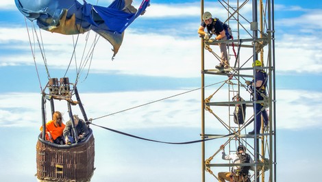 Dráma v oblakoch: Teplovzdušný balón uviazol na vysielači, nasledovala riskantná záchrana