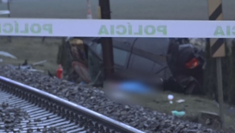 Vlak narazil do auta na nechránenom priecestí. Dvaja ľudia neprežili