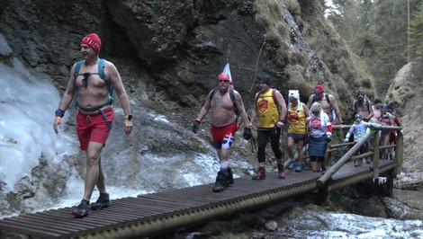 Otužilci v plavkách: Zimná túra v Jánošíkových dierach pre chorého chlapčeka