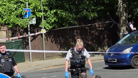 Útok pred synagógou: Muž v židovskej štvrti Londýna pobodal dvoch ľudí