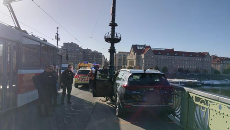 Vodička vyšla v Prahe na chodník a zrazila dvoch ľudí