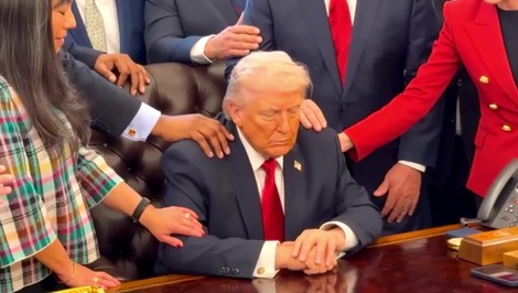 Trump označil Irán za náboženských fanatikov. Sám sa nechal požehnať pastormi