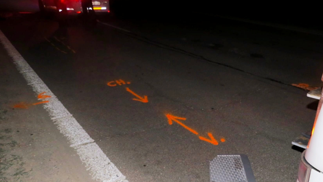 Po náraze kamiónu zahynul chodec. Pohyboval sa bez reflexných prvkov po strede vozovky