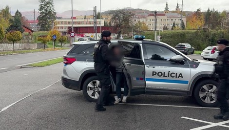 Priateľská návšteva sa zmenila na drámu. Na kamaráta útočil sekáčikom na mäso