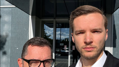 Novotný a Špaček zažalovali ministerstvo vnútra. Súd má rozhodnúť o zápise ich manželstva z Rakúska
