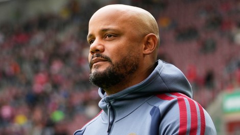 Tréner Bayernu Kompany skolaboval a je v nemocnici