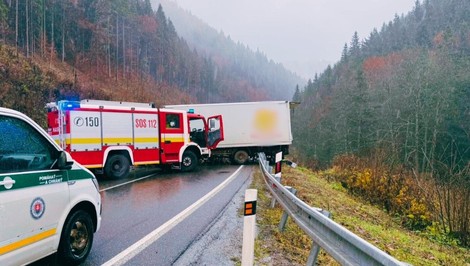 Na Donovaloch sa zrazil kamión s dodávkou, cesta I/59 je neprejazdná