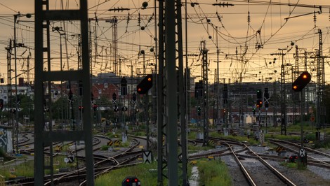 Po zrážke vlaku s mužom je zastavená železničná doprava v bratislavskej Rači