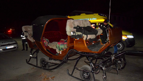 Bizarná nehoda: Do zaparkovaného auta narazil pohonič s koňmi