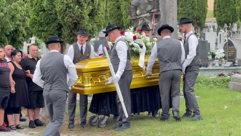 Tri limuzíny a rakva zo zlata: Veľkolepá rozlúčka s pani Emíliou vyšla na viac ako 100-tisíc eur