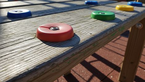 Po páde z preliezky zostalo dievčatko nehybne ležať. Matke zakázali volať políciu