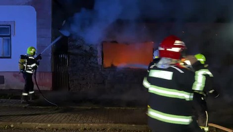 Nočná dráma: Dom zničil požiar, muži vybehli na poslednú chvíľu