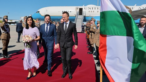 Viceprezident USA J. D. Vance dorazil do Budapešti. Vyjadruje podporu Orbánovi