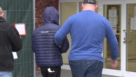 Brutálna lúpež: 19-ročný útočník zbil a okradol troch mužov vracajúcich sa z oslavy