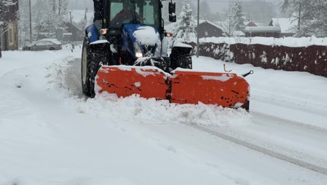 Snehová kalamita pri Poprade: Cesty sú ťažko prejazdné