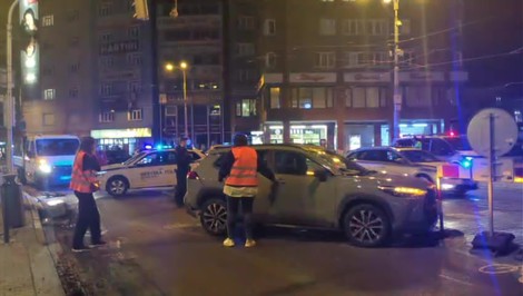 Chaos na Kamennom námestí: Auto zdemolovalo betónové črepníky a vydalo sa na útek