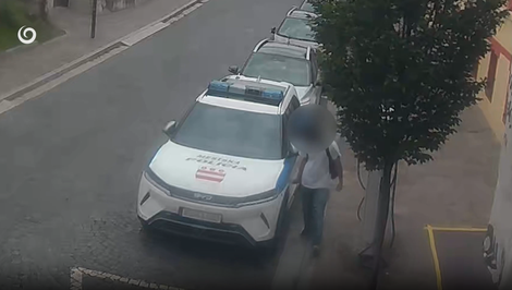 Mladík poškodzoval služobné autá mestskej polície. Kamery odhalili jeho konanie