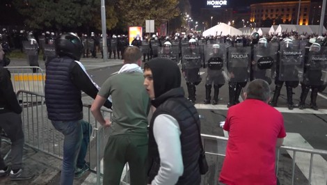 Srbská polícia zadržala 37 demonštrantov, Vučič protesty spája so zahraničím