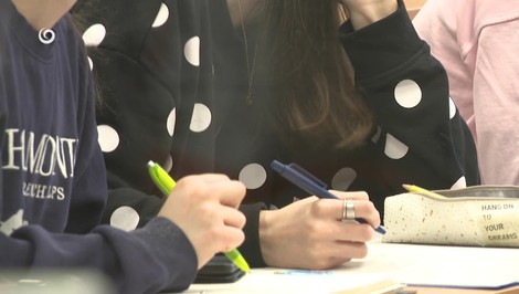 Študenti stále čakajú na talentové štipendiá. Štát im dlží tisíce eur